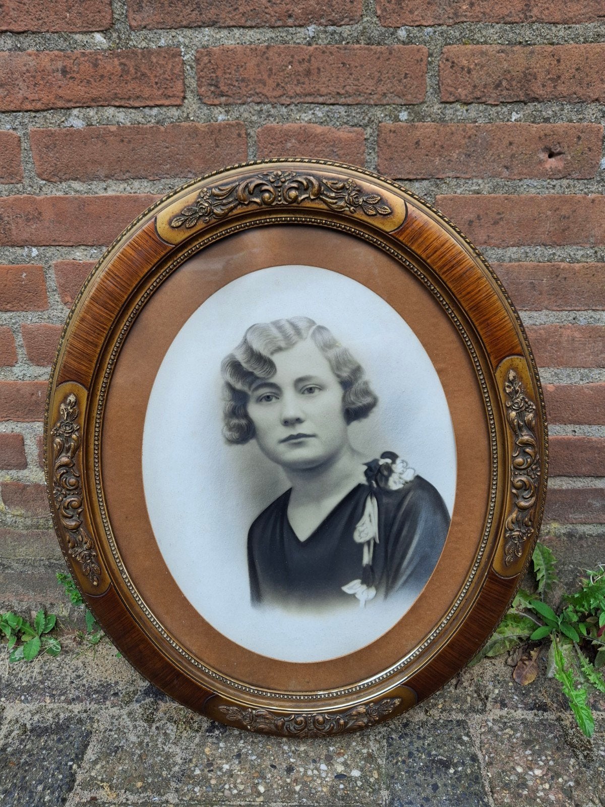 Vintage Foto in Ovale Lijst - Vrouw met Vogel, Antiek en Kunst, Ophalen, Foto, Fotografie, Ingelijst