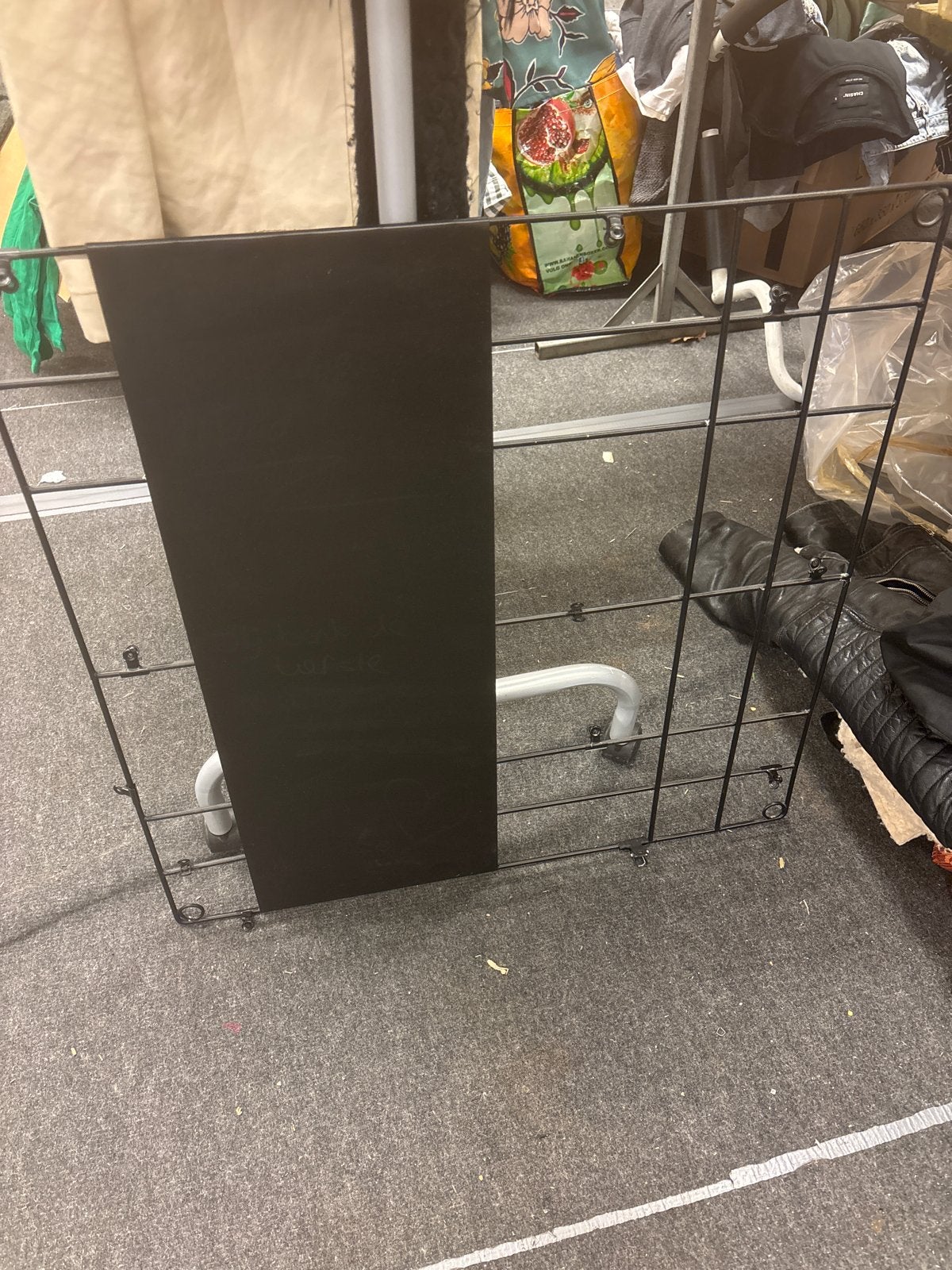 Zwart metalen wandrek van vtwonen, Ophalen, Gebruikt