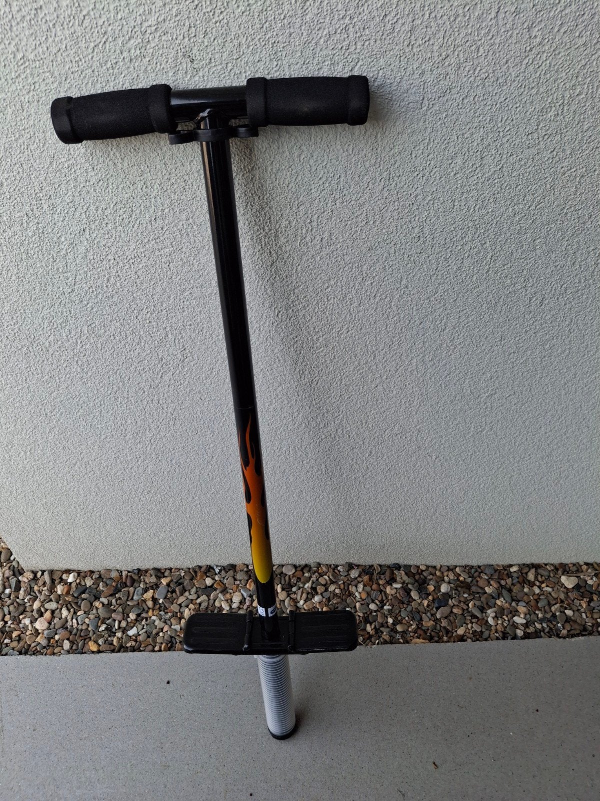 Pogo Stick met vlammen design, Kinderen en Baby's, Speelgoed | Buiten | Actiespeelgoed, Ophalen, Gebruikt