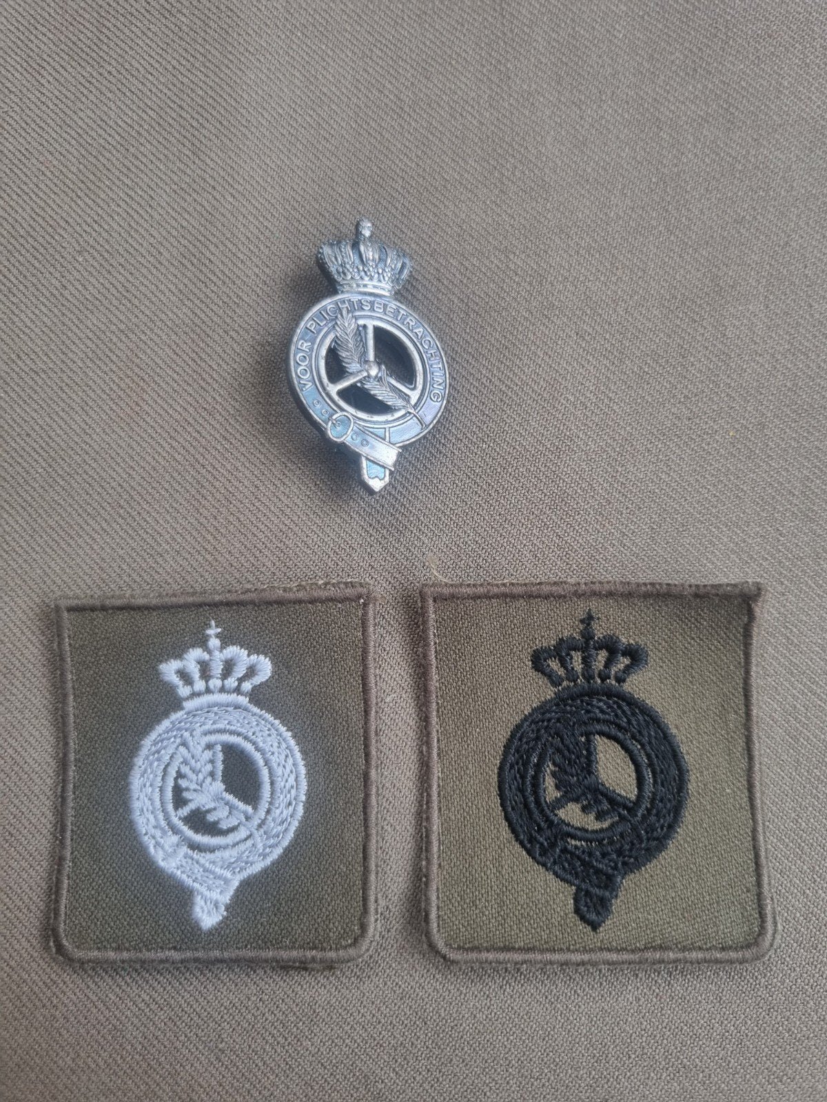 speld en patches uitmuntend chauffeur, Ophalen of Verzenden, Landmacht, Nederland, Embleem of Badge