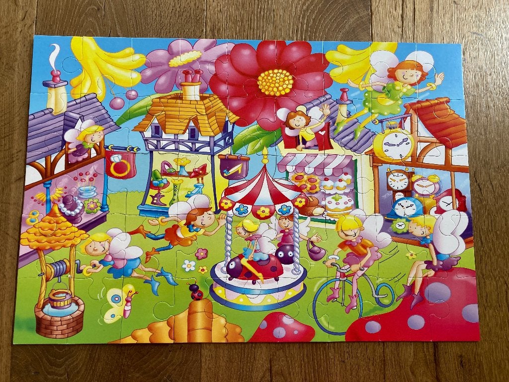Vloerpuzzel Fairy town 63x43 cm, 3+, Kinderen en Baby's, Speelgoed | Kinderpuzzels, Ophalen of Verzenden, 10 tot 50 stukjes, Zo goed als nieuw