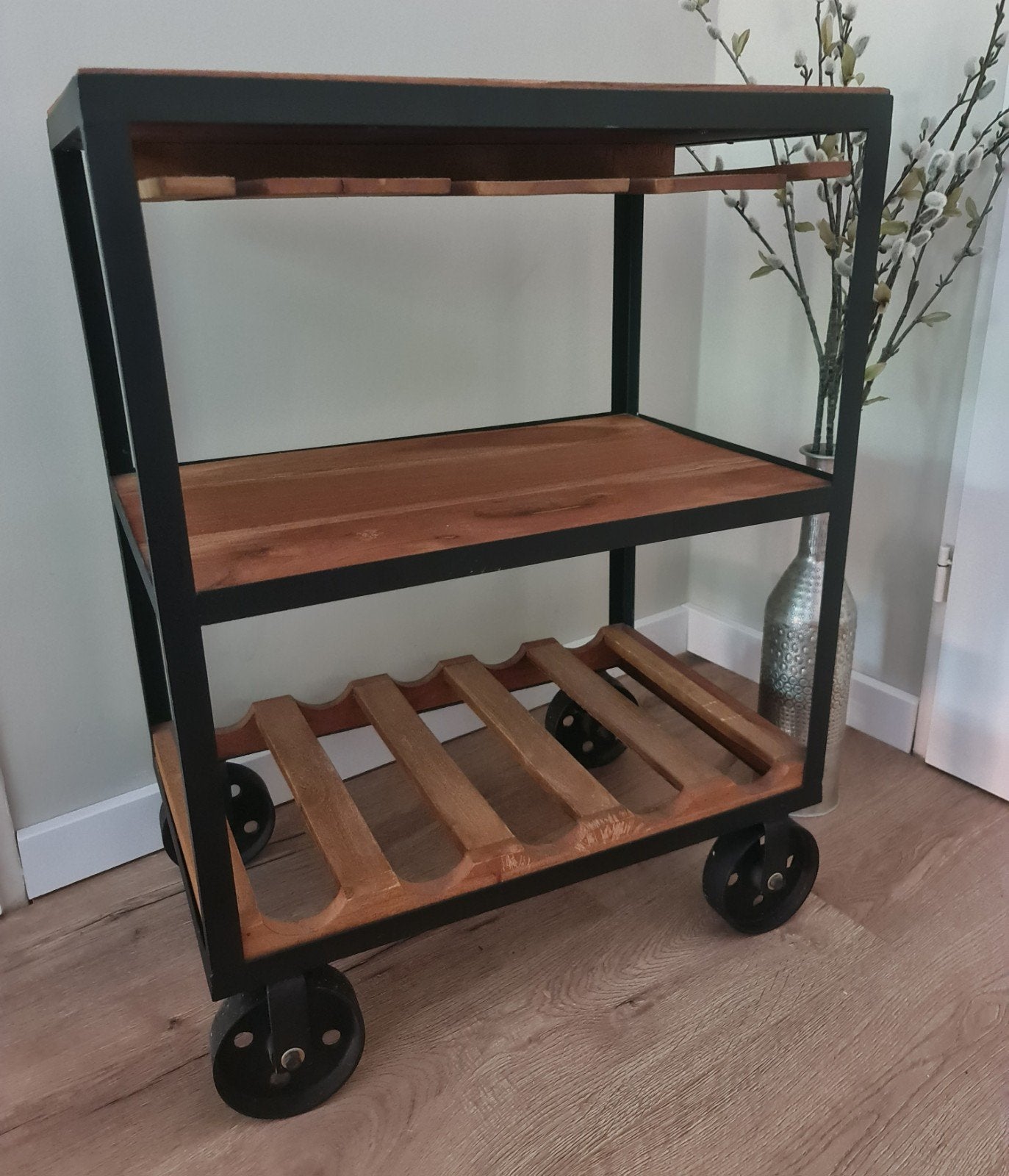 Foto 4 van Stoere industriële bar trolley / serveerwagen – hout & zwart