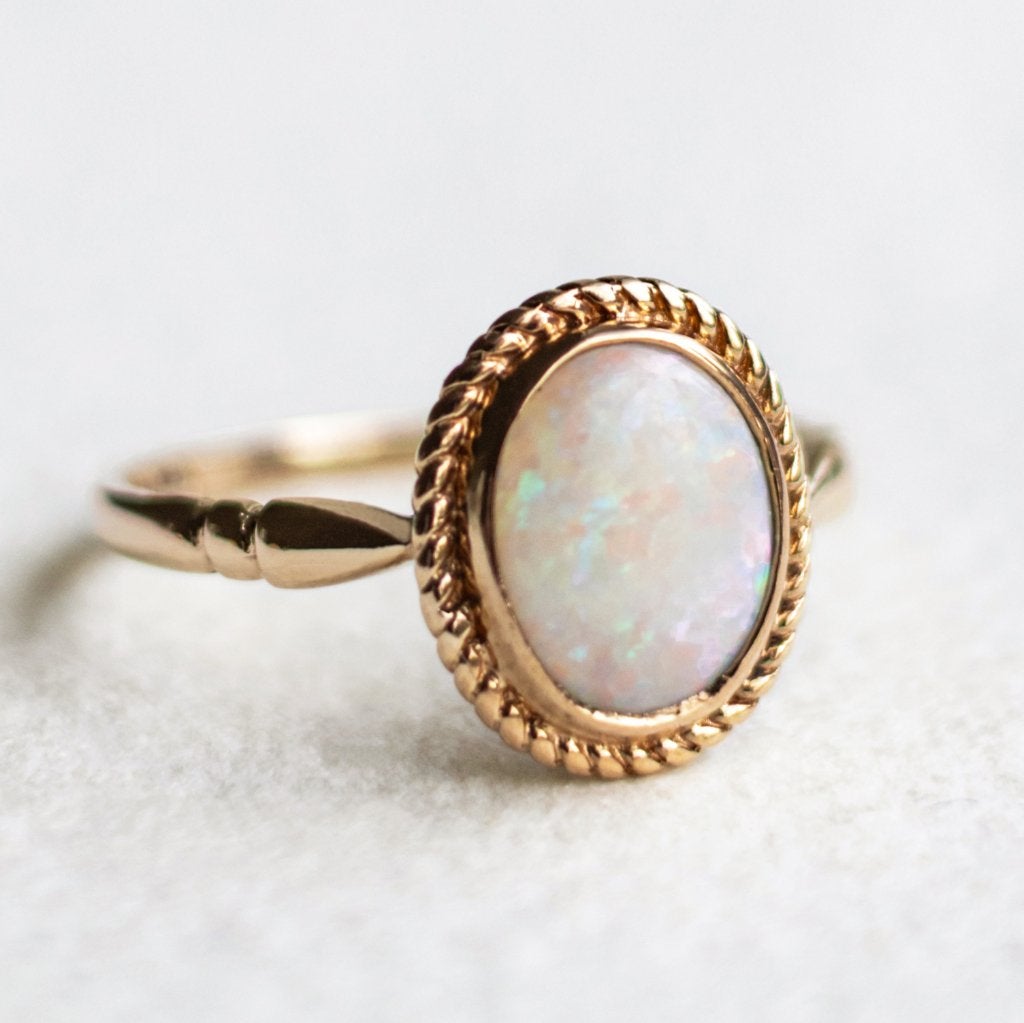 Vintage 9K gouden solitaire rope ring met Opaal - 17,5, Ophalen of Verzenden, Zo goed als nieuw, 17 tot 18, Met edelsteen