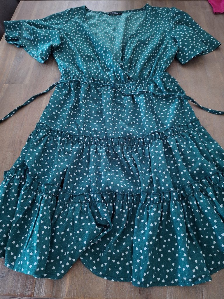 Groene jurk met witte hartjes zgan, Shein, korte mouw maat S, Kleding | Dames, Jurken, Ophalen of Verzenden, Zo goed als nieuw