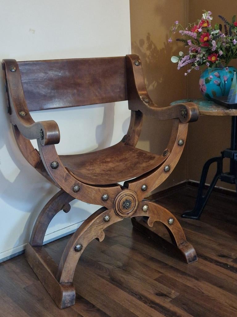 Antieke Savonarola stoel met leer en klinknagels, Antiek en Kunst, Antiek | Meubels | Stoelen en Banken, Ophalen