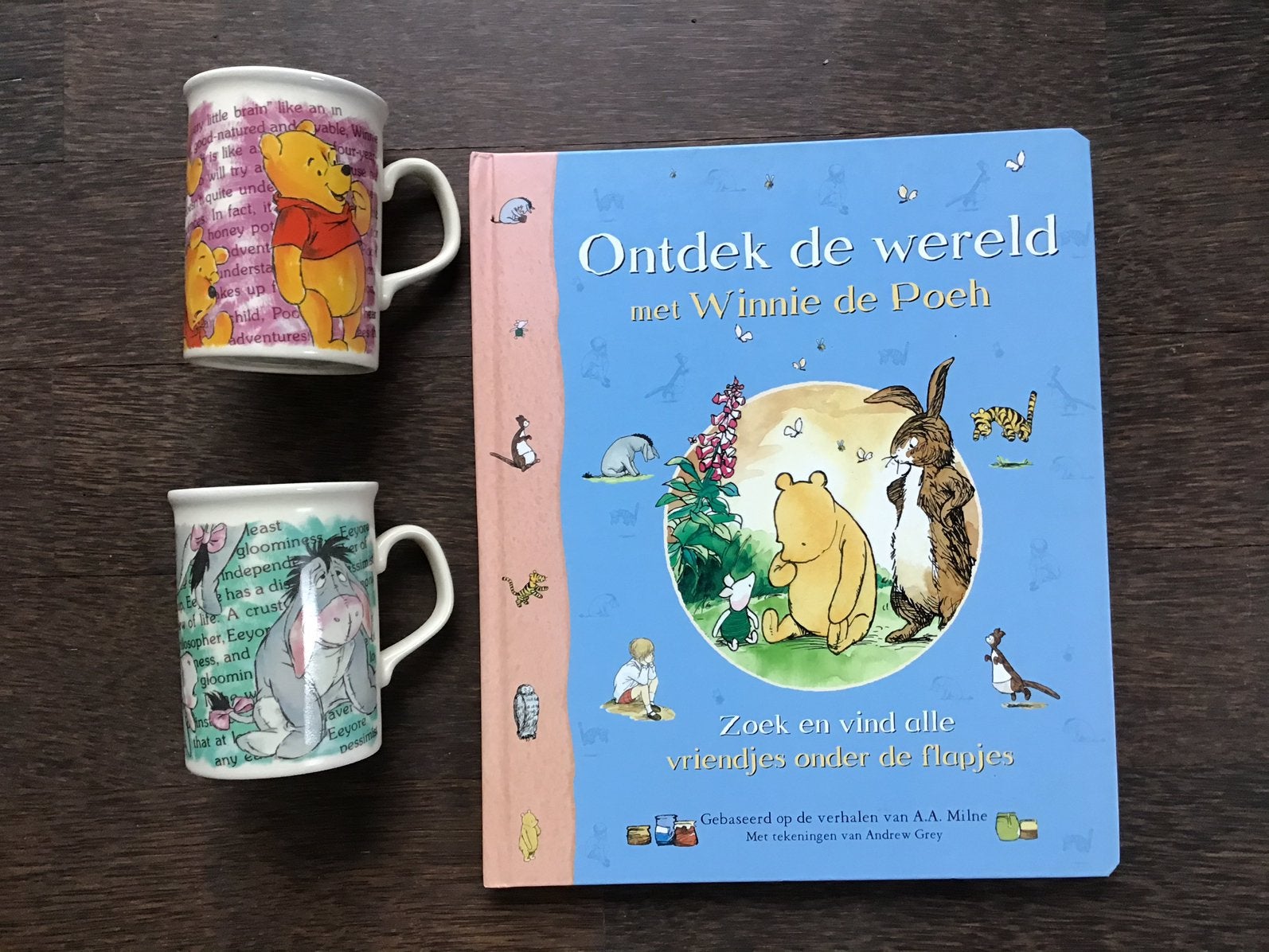 Winnie the Poeh boek + 2 porseleinen bekers Poeh + Igor, Boeken, Ophalen of Verzenden, Zo goed als nieuw