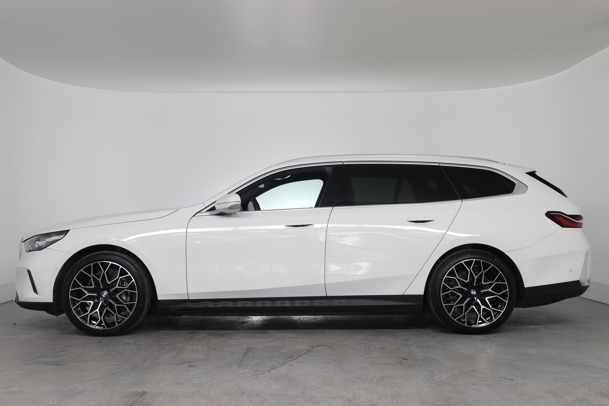 BMW i5 Touring eDrive40 84kWh, Auto's, 12 maanden, Achterwielaandrijving, Gebruikt, Zwart