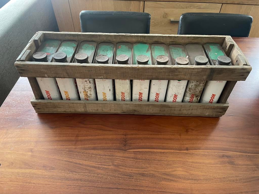 Te koop twee originele kratten olie blikken Zoom Bp, Ophalen, Gebruikt