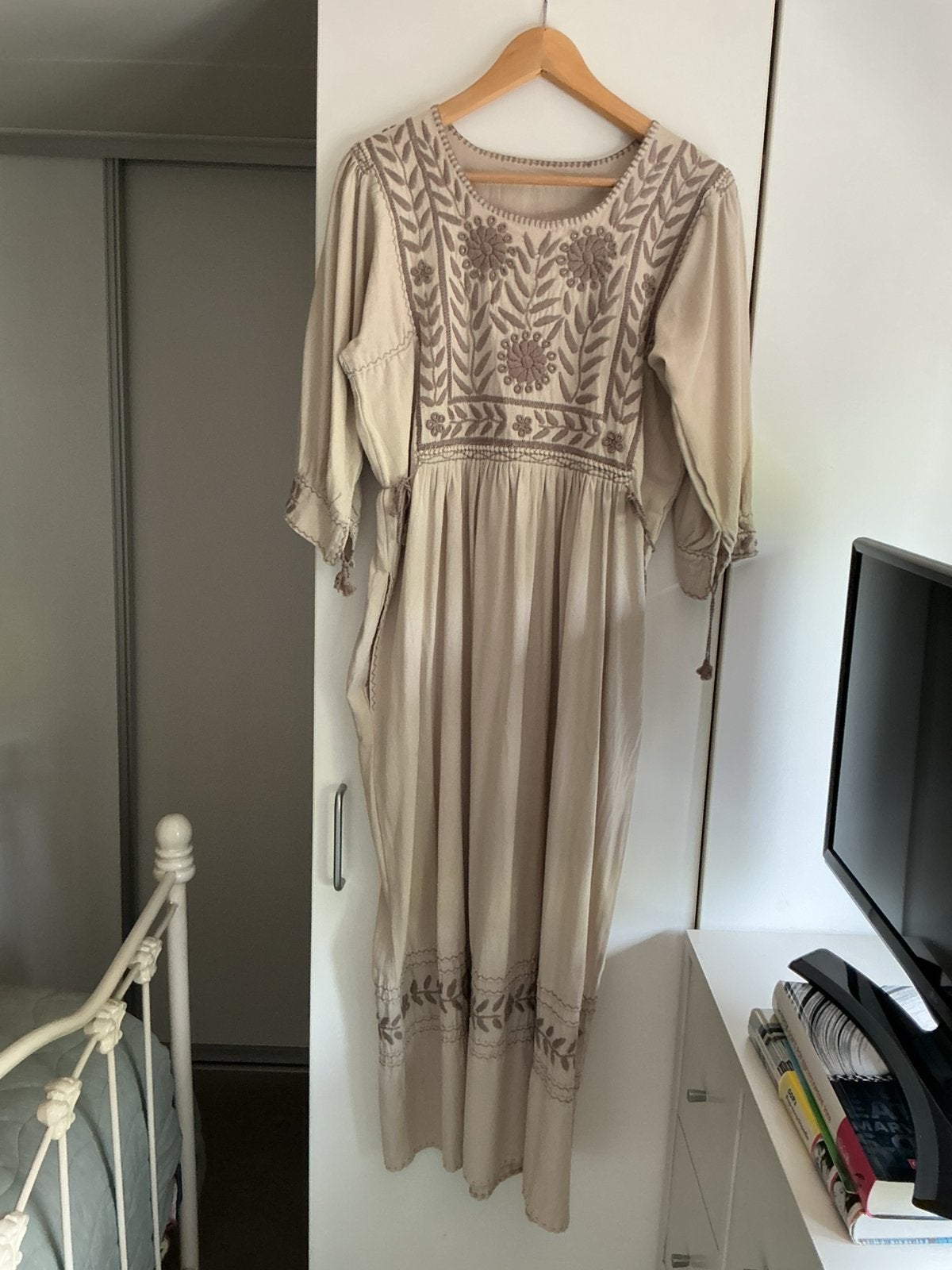 Prachtige met de hand geborduurde jurk, Maat 38/40 (M), Beige, Ophalen of Verzenden, Zo goed als nieuw