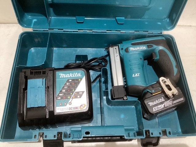 Gebruikte nietmachine op accu Makita DST221, Doe-het-zelf en Verbouw, Gereedschap | Handgereedschap, Gebruikt, Verzenden, Makita