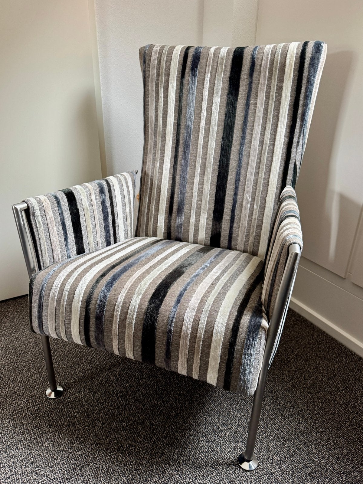 Moderne fauteuil met streepdessin en metalen frame, Huis en Inrichting, Ophalen of Verzenden, Zo goed als nieuw, Metaal, Eén