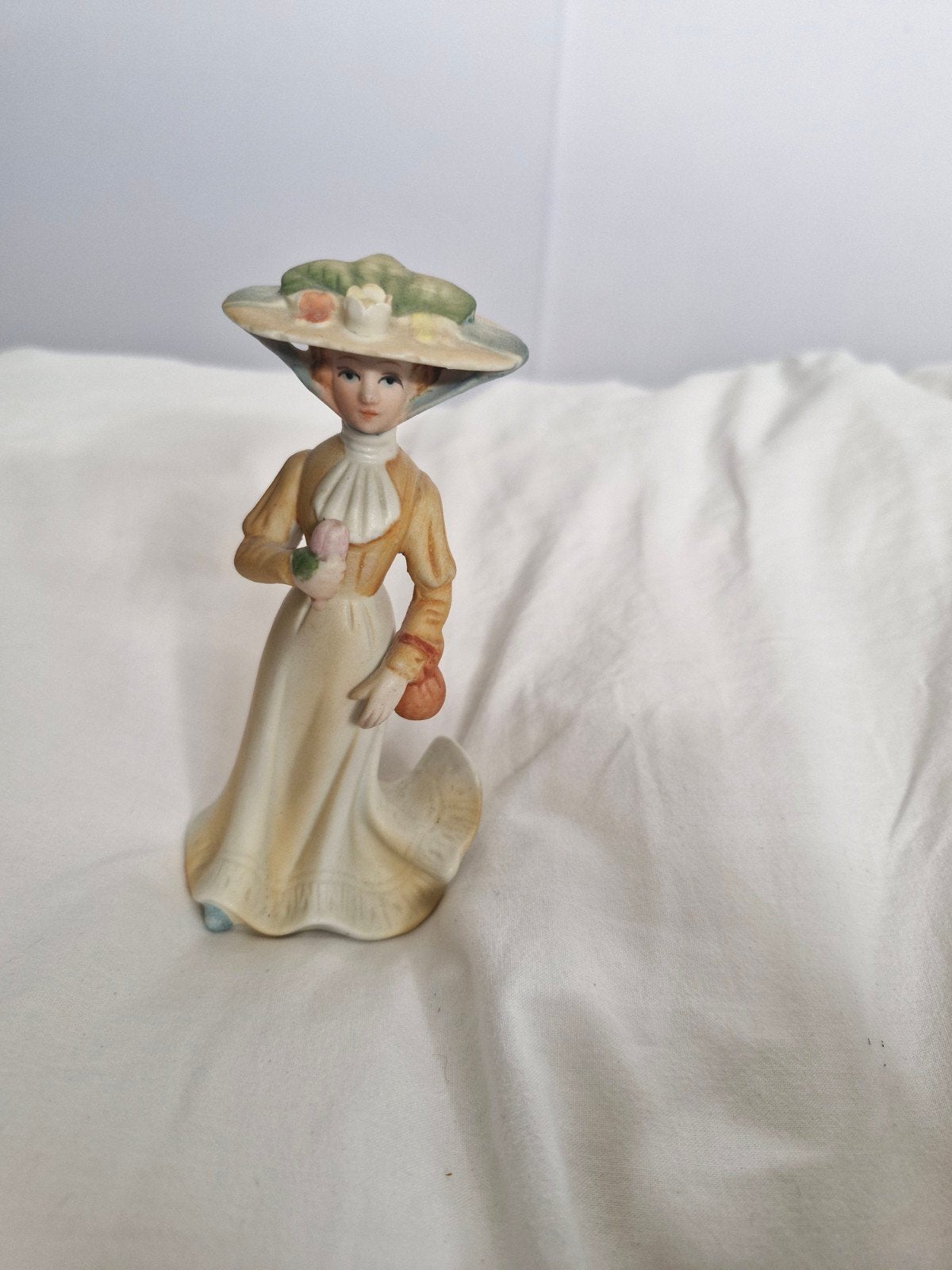 Vintage porseleinen beeldje dame met hoed en bloem, Verzamelen, Ophalen of Verzenden, Zo goed als nieuw, Mens