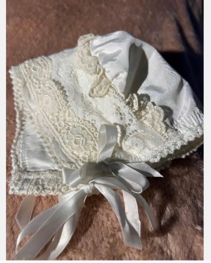 Antiek poppen baby beer mutsje kant lint strik, gebroken wit, Verzamelen, Nieuw, Ophalen of Verzenden, X, Kleertjes