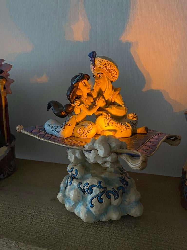 Jim Shore  Aladdin en Jasmine op Vliegend Tapijt Beeldje, Ophalen of Verzenden, Overige figuren, Zo goed als nieuw, Beeldje of Figuurtje