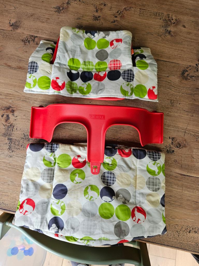Stokke Tripp Trapp Baby Set met Kussen - Rood/Wit, Kinderen en Baby's, Kinderstoelen, Ophalen, Gebruikt, Meegroeistoel, Gordel(s)