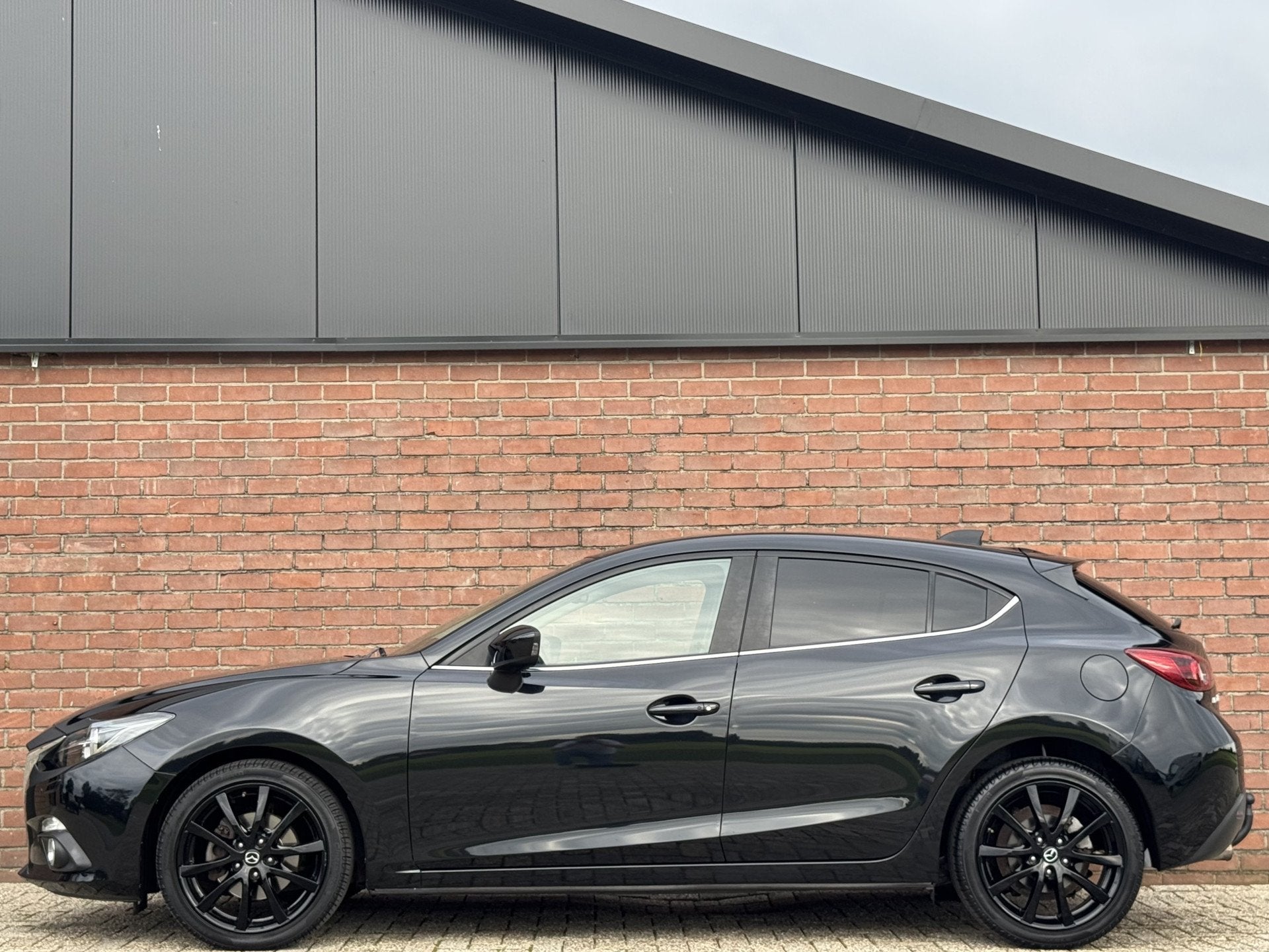 Mazda 3 2.0 GT-M | NL-AUTO! | LEDER! | NAVI! | TREKHAAK!, Gebruikt, Zwart, 4 cilinders, Zwart