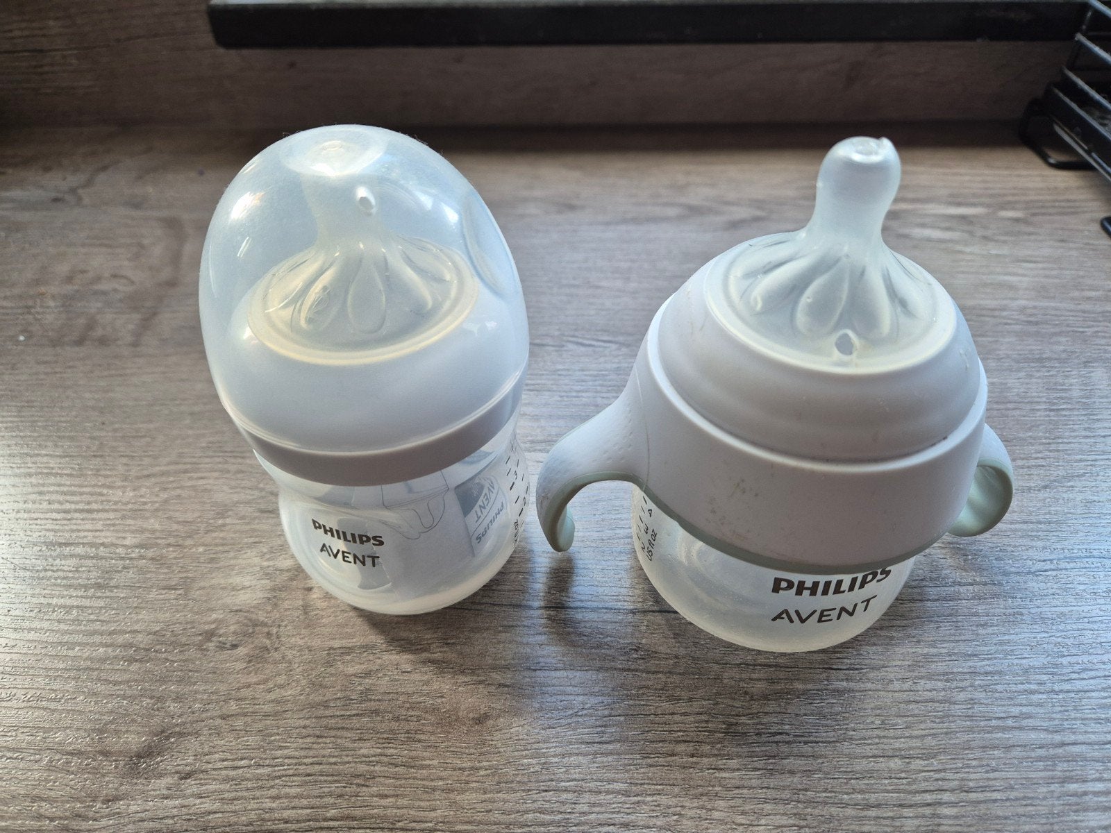 2 Philips Avent flessen, waarvan 1 nieuw en 1 met handvat, Nieuw, Inclusief flessen, Babyfles, Philips Avent