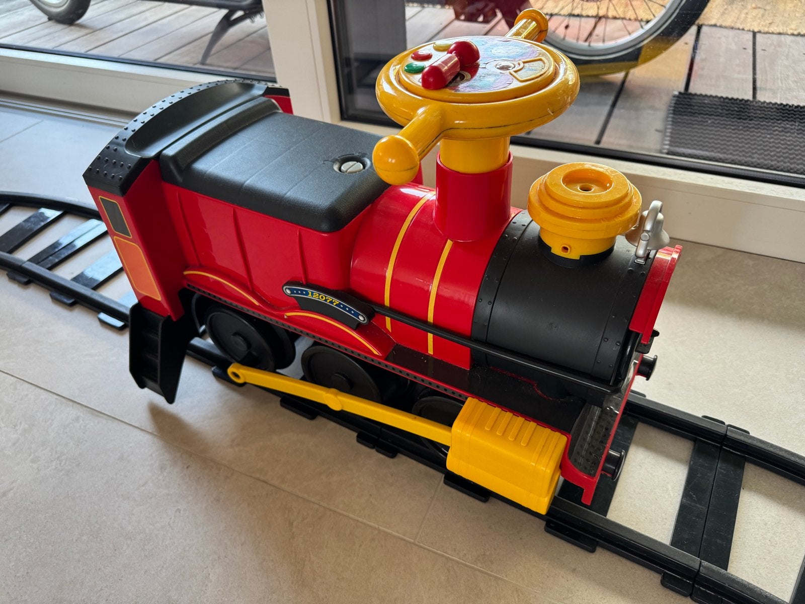 Elektrische kinder trein met rails om op te zitten, Ophalen, Zo goed als nieuw