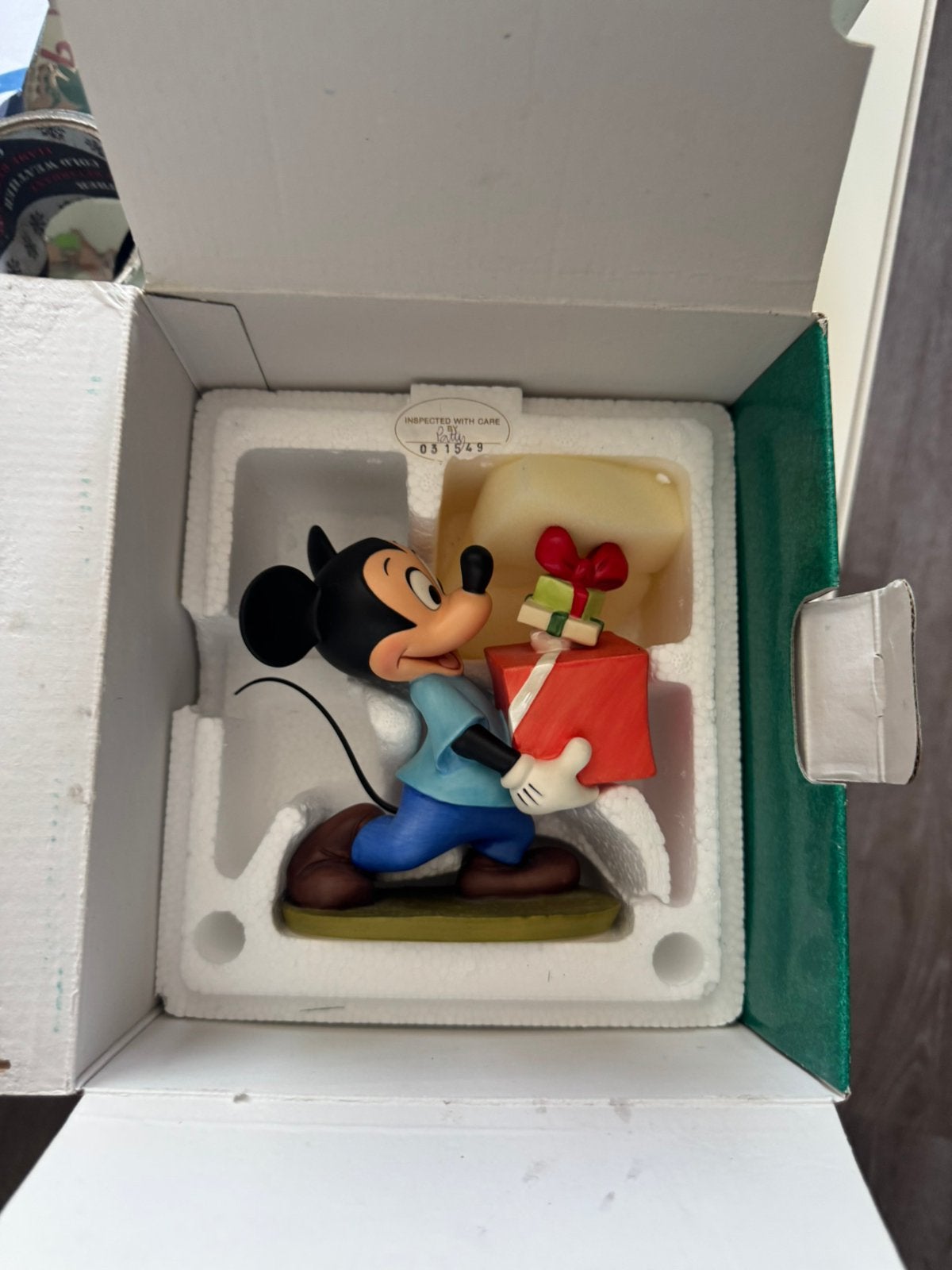 Disney wdcc mickey mouse annual met certificaat, Verzamelen, Ophalen of Verzenden, Mickey Mouse, Zo goed als nieuw, Beeldje of Figuurtje