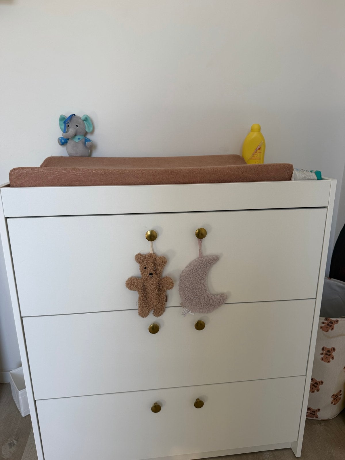 Witte commode met 3 lades en goudkleurige knoppen, Kinderen en Baby's, Kinderkamer | Commodes en Kasten, Ophalen, Gebruikt, 50 tot 70 cm