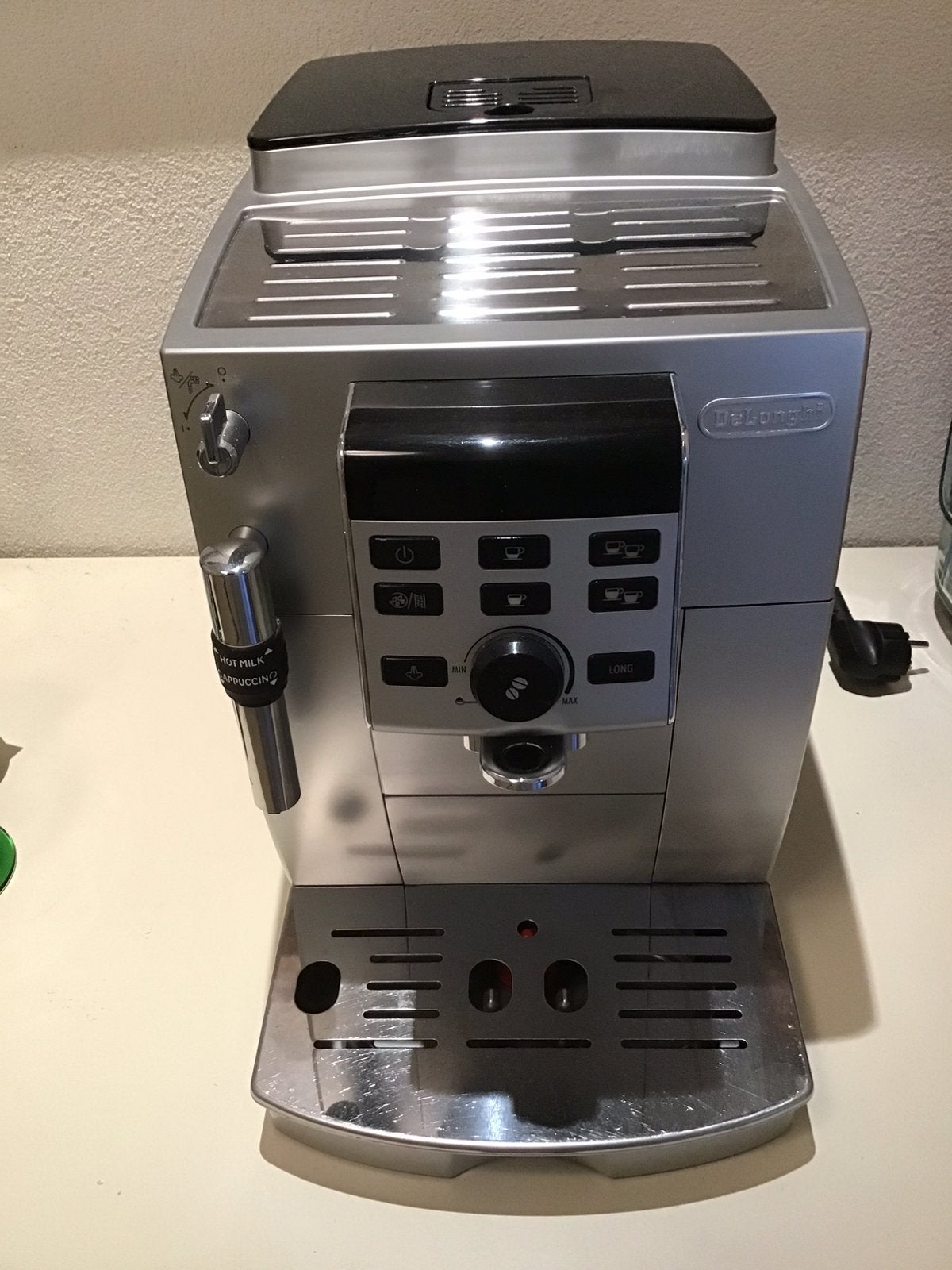 De ‘Longhi koffiezetapparaat met bonen, Witgoed en Apparatuur, Koffiezetapparaten, Afneembaar waterreservoir, Koffiemachine, Zo goed als nieuw