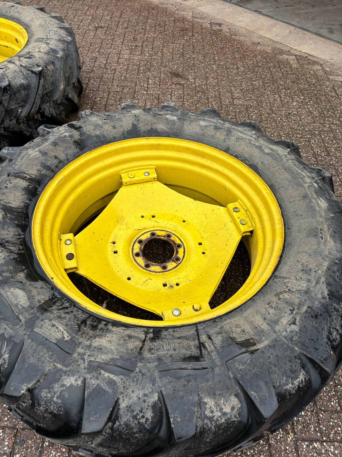 Rondom set wielen 18.4r38 en 14.9r28, Ophalen