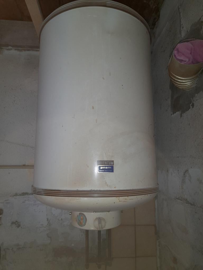 Elektrische water boiler., 20 tot 100 liter, Ophalen of Verzenden, Boiler, Onbekend