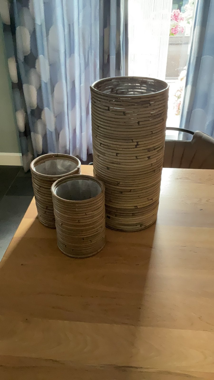 3 mooie nieuwe rotan bloempotten en grote vaas, Overige materialen, Rond, Ophalen of Verzenden, Zo goed als nieuw