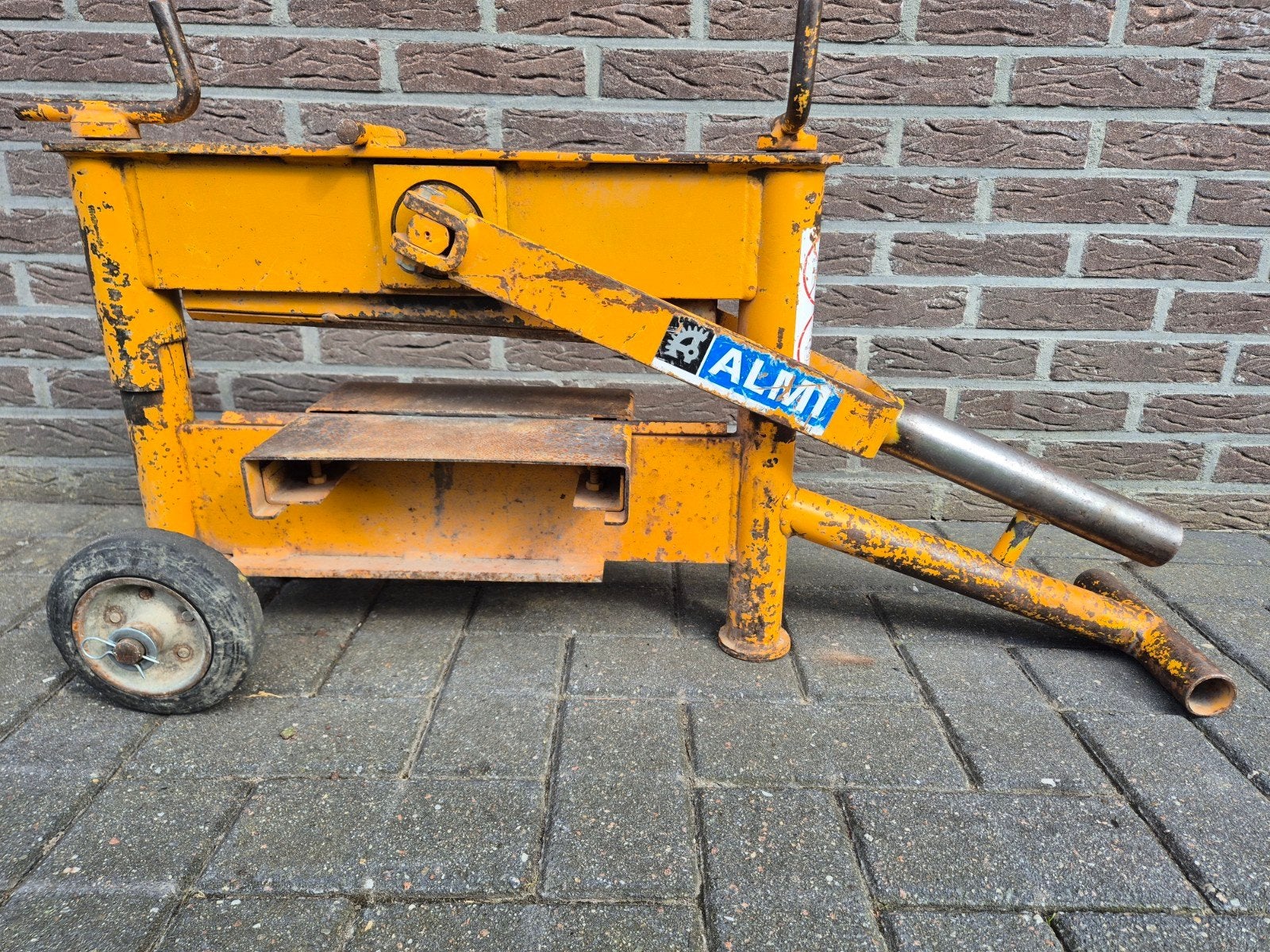 Almi AL43 stenenknipper, Ophalen