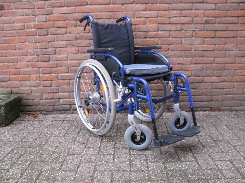 B en B aluminium inklapbare rolstoel 41cm met dubbele remmen, Ophalen, Inklapbaar, Zo goed als nieuw, Duwrolstoel