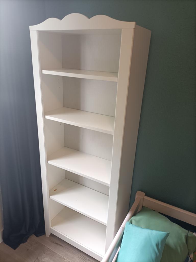 Witte Boekenkast met Sierlijke Bovenkant, Ophalen, Met plank(en), Klassiek, Speels, 50 tot 100 cm