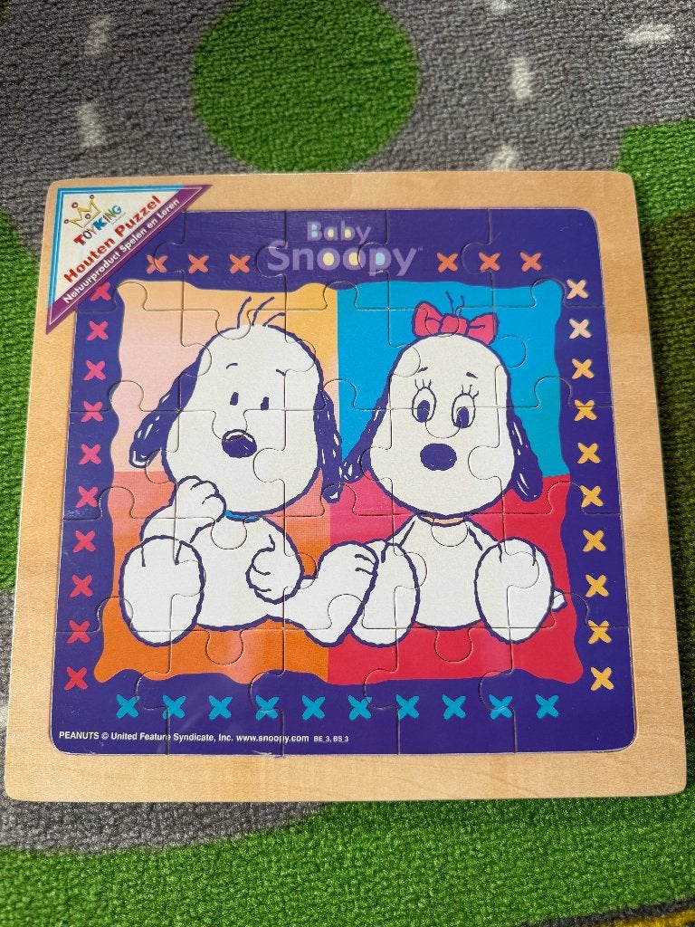 Houten puzzle Baby Snoopy nieuw in cellofaan, Ophalen of Verzenden, Minder dan 500 stukjes, Nieuw, Legpuzzel