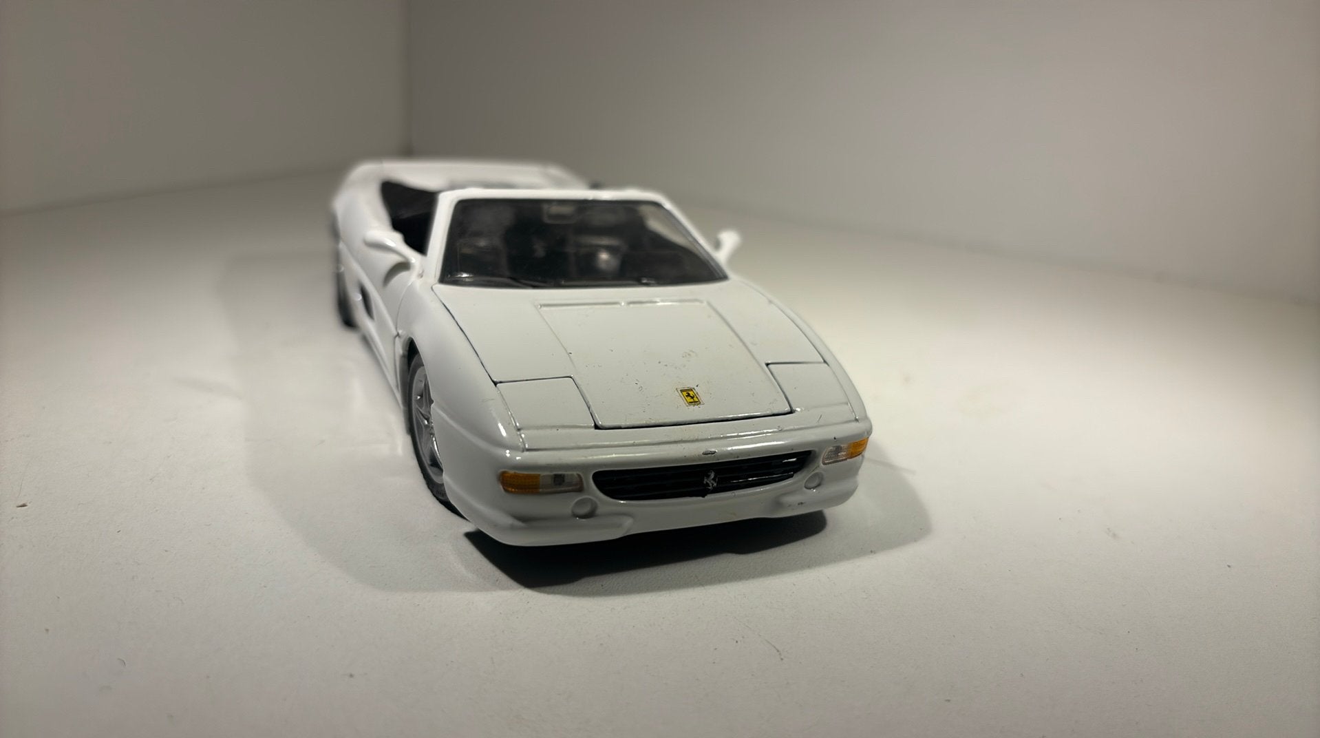 Ferrari 355 spyder wit maisto 1.24, Hobby en Vrije tijd, Modelauto's | 1:24, Maisto, Ophalen of Verzenden, A, A