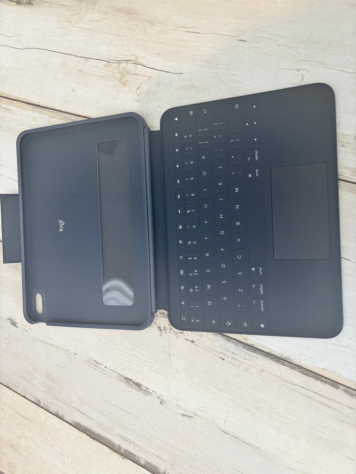 Logitech Combo Touch iPad Air (4e/5e gen) toetsenbord hoes, Computers en Software, Ophalen of Verzenden, Nieuw, 11 inch, Bescherming voor- en achterkant