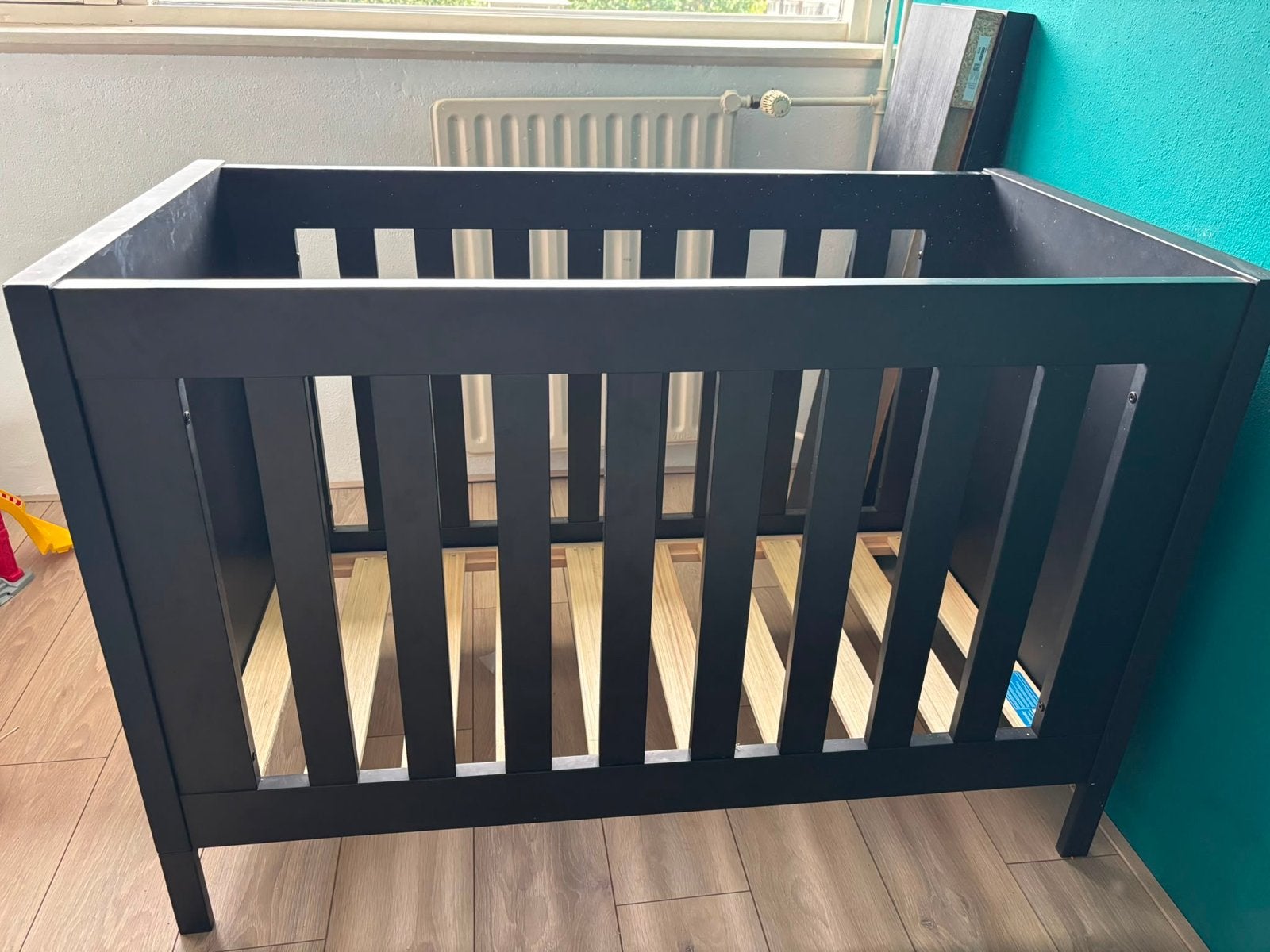 GRATIS Zwart ledikant voor baby of peuter, Kinderen en Baby's, Ophalen, Gebruikt, Ledikant