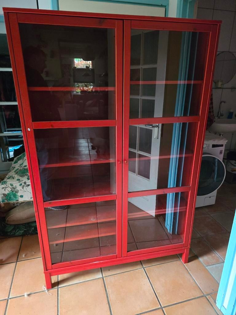 Rode vitrinekast met glazen deuren en planken, Huis en Inrichting, Kasten | Vitrinekasten, Ophalen, Glas, 50 tot 100 cm, Modern