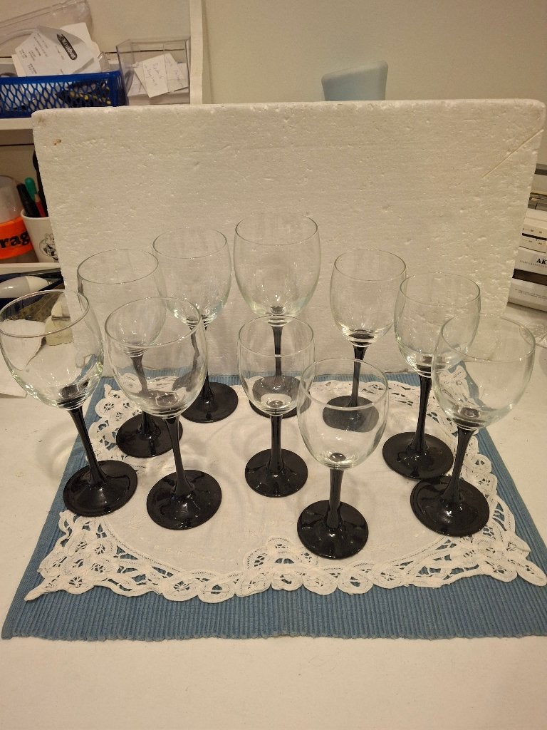 Luminarc France - 10 mooie wijnglazen met zwarte voet, Antiek en Kunst, Antiek | Glas en Kristal, Ophalen of Verzenden