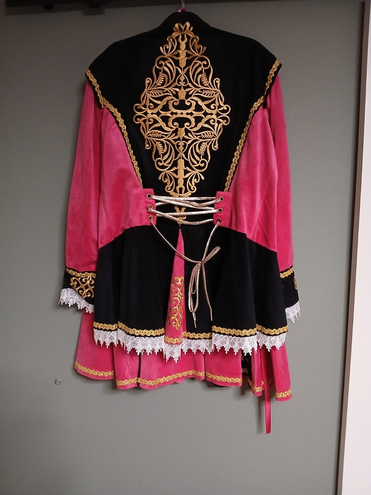 Pietenpak roze/zwart met goud en kant - Maat XXL, Ophalen of Verzenden, Zo goed als nieuw
