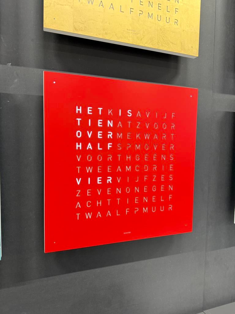 Nieuw Qlocktwo Earth Red Pepper Woordklok Design Klok 45x45, Digitaal, Nieuw, Ophalen of Verzenden, Qlocktwo