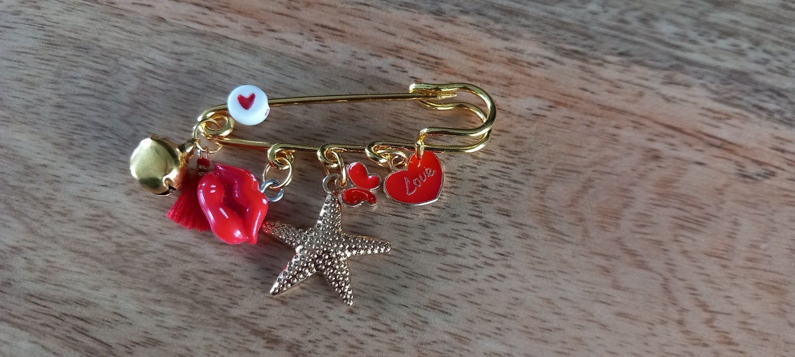 speld Broche met Bedeltjes, Overige materialen, 4 tot 7 cm, Ophalen of Verzenden, Zo goed als nieuw