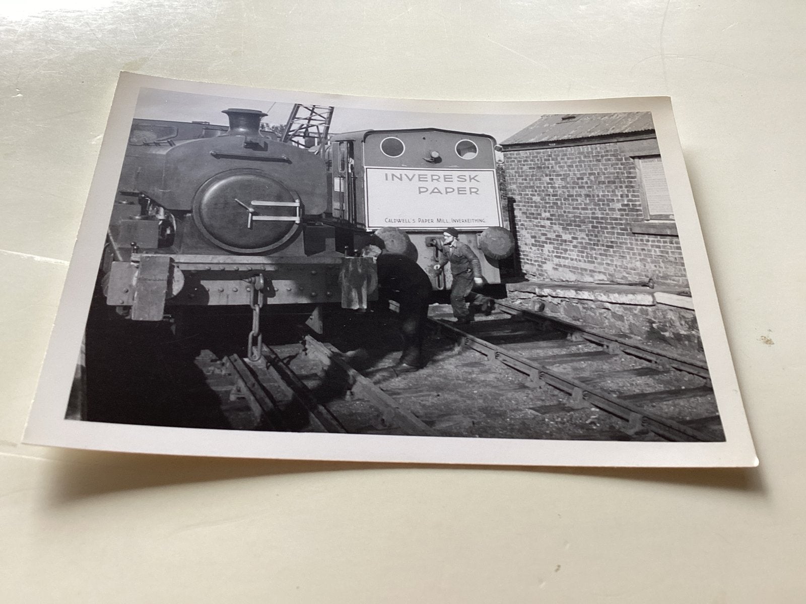 Inveresk Paper Mill locomotief met personeel 9x15 cm, Verzamelen, Gebruikt, Foto, Ophalen of Verzenden, Voor 1940