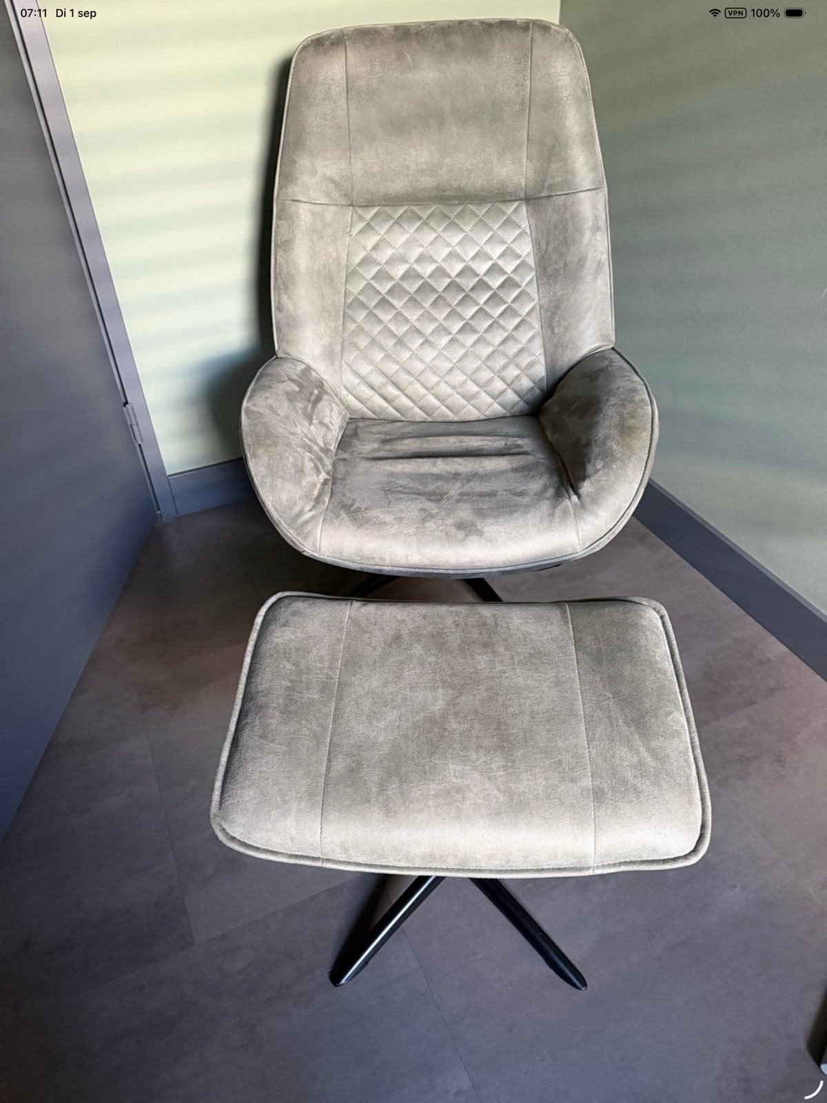 Comfortabele draaibare relaxstoel met voetenbank, Ophalen, Zo goed als nieuw, Stof, 75 tot 100 cm