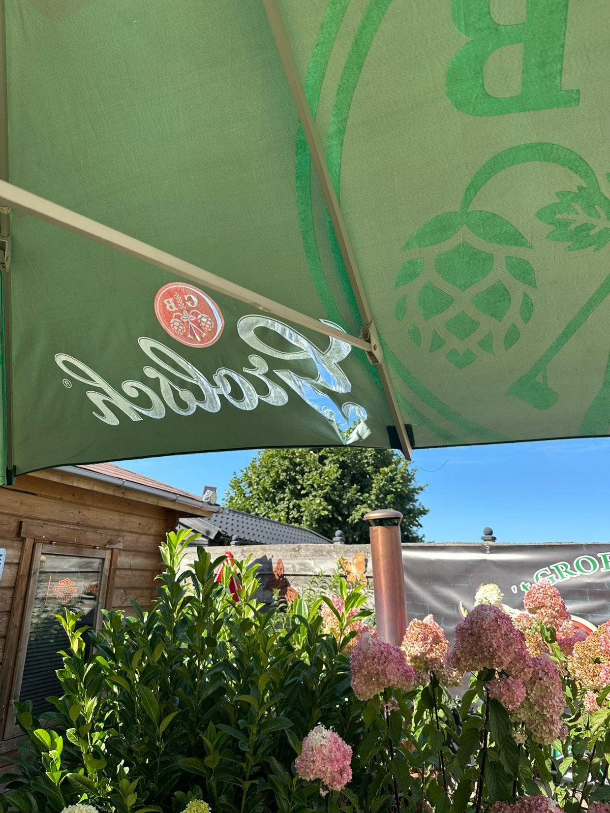 grolsch parasol 3500cm zit een paar gaatjes in zie foto,s, Tuin en Terras, Parasols, Ophalen, Gebruikt, Overige typen