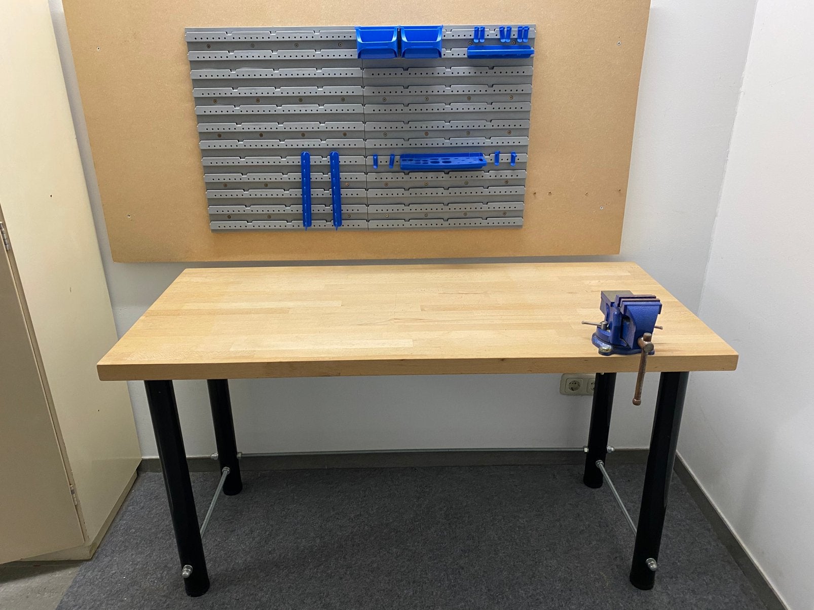 Junior werkbank BxDxH = 133 x60x75, Ophalen, Zo goed als nieuw, Bankschroef