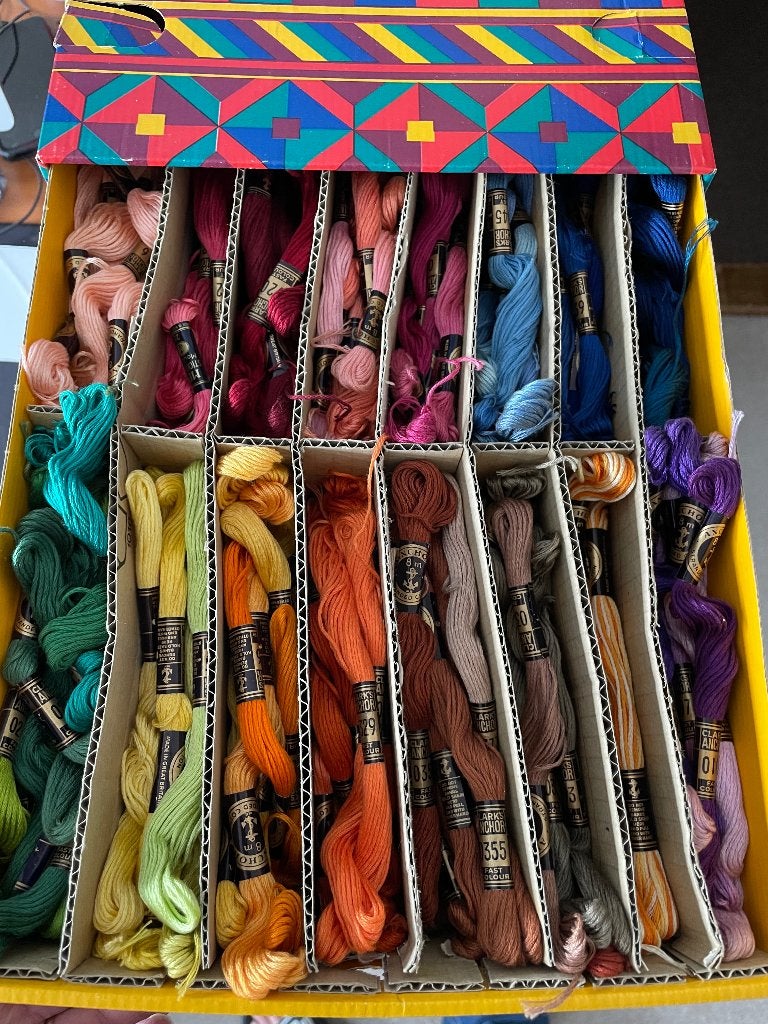 Te koop : 800+ stuks borduurgaren • DMC • ANCHOR • METZ, Ophalen, Nieuw, Handborduren, Borduurgaren of Zijde