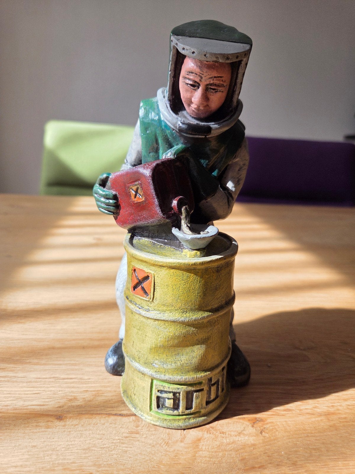 Beeldje Les Alpes - Man in beschermingspak - 20 cm, Antiek en Kunst, Gemerkt, Ophalen of Verzenden, 20 - 50 cm, Overige materialen
