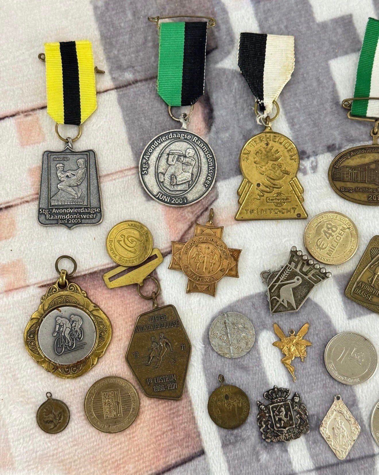 Diverse 22 medaille lintjes munten wielrennen vierdaagse ect, Ophalen of Verzenden, Overige materialen, Nederland