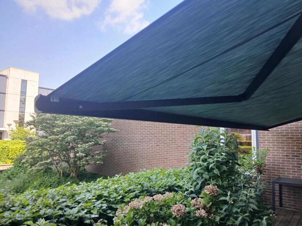 Elektrisch knikarmscherm - Zo goed als nieuw, Tuin en Terras, Zonneschermen, Ophalen, Elektrisch, Zo goed als nieuw, 250 cm tot 450 cm