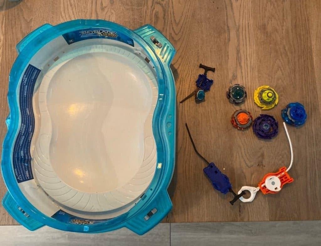 Beyblade Burst Beystadium + 5 Beyblades + 2 Launchers, Verzamelen, Ophalen of Verzenden, Gebruikt
