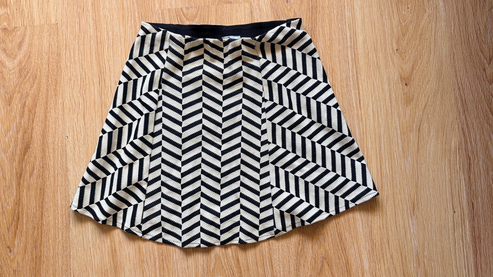 Zara Trafaluc Zwart-witte geometrische rok, Kleding | Dames, Rokken, Zo goed als nieuw, Maat 38/40 (M), Zwart, Boven de knie, Ophalen of Verzenden